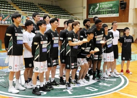 記念撮影で笑みを見せる西宮のメンバーら＝西宮市立中央体育館