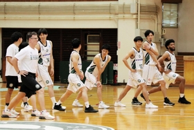 準備運動で体をほぐす西宮のメンバーら＝西宮市立中央体育館