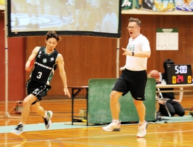 リレーで全力疾走する西宮の松崎賢人（左）とマティアス・フィッシャー・ヘッドコーチ＝西宮市立中央体育館