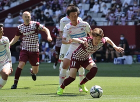 神戸-鳥栖　前半、神戸の古橋（１１）が攻め込んだが、得点には至らず（撮影・長嶺麻子）