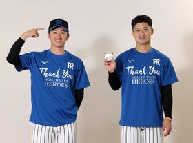 プロ野球阪神の選手会長、近本光司外野手（左）と坂本誠志郎捕手。青色Ｔシャツなどを着て医療従事者に感謝の気持ちを表す（阪神球団提供）