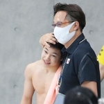 男子高飛び込み予選で馬淵崇英コーチ（右）に祝福される玉井陸斗＝東京アクアティクスセンター（撮影・堀内翔）