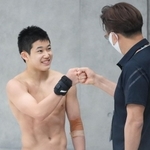 男子高飛び込み準決勝を終えて馬淵崇英コーチ（右）と拳を合わせる玉井陸斗＝３日午後、東京アクアティクスセンター（撮影・堀内翔）