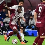 神戸-ＦＣ東京　前半、ドリブルで攻め込む神戸のマシカ（４０）＝５日午後、神戸市兵庫区御崎町１、ノエビアスタジアム神戸（撮影・中西幸大）