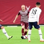 神戸-ＦＣ東京　後半、ドリブルでボールを運ぶ神戸のイニエスタ（中央）＝５日午後、神戸市兵庫区御崎町１、ノエビアスタジアム神戸（撮影・中西幸大）