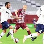 神戸-ＦＣ東京　後半、守備に奮闘する神戸のイニエスタ（中央）＝５日午後、神戸市兵庫区御崎町１、ノエビアスタジアム神戸（撮影・中西幸大）