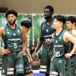 西宮-仙台　第２クオーター、コート上に集う西宮のメンバー