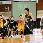 西宮-仙台　第１クオーター、速攻に転じる西宮の谷（中央）