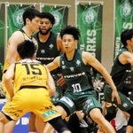 西宮-仙台　第２クオーター、相手の攻撃を阻む西宮の渡辺（１０）ら