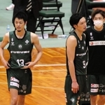 西宮-仙台　Ｂ１昇格を逃し、肩を落とす西宮の（左から）道原、谷主将、松崎