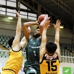 西宮-仙台　前半、シュートを阻まれる西宮のボンズ（中央）