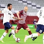 ルヴァン杯のＦＣ東京戦でプレーする神戸のイニエスタ（中央）＝５日、神戸市兵庫区のノエビアスタジアム神戸