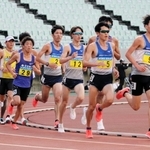 男子１万メートルで力走する選手たち＝大阪市、ヤンマースタジアム長居
