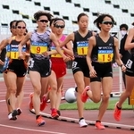 女子１万メートル決勝　３１分５８秒５５で優勝した安藤友香（右から２人目）と３位に入った一山麻緒（右）＝大阪市、ヤンマースタジアム長居