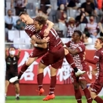 神戸-Ｃ大阪　試合終了間際に同点ゴールを決め、喜びを爆発させる神戸のＤＦトーマス・フェルマーレン（左）＝ノエビアスタジアム神戸（撮影・吉田敦史）