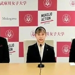 オンライン会見で五輪代表入りの喜びを語る杉原愛子（中央）。左は武庫川女大の大野和邦監督