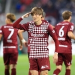 神戸-大分　前半、先制点を挙げて敬礼のポーズで喜ぶ古橋＝ノエビアスタジアム神戸（撮影・鈴木雅之）