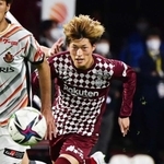 ボールを追う神戸のＦＷ古橋享梧＝５月１３日、ノエビアスタジアム神戸