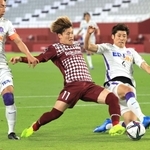 神戸－広島　前半、ドリブルで切れ込み、先制ゴールを決める神戸の古橋（中央）＝５月１日（撮影・小林良多）