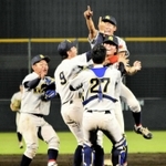 優勝を決め、喜びを爆発させる関学大ナイン