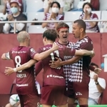 神戸-鳥栖　前半、同点弾を決め、仲間と喜び合う神戸のドウグラス（右）＝ノエビアスタジアム神戸（撮影・長嶺麻子）