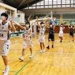 ファンに手を振る西宮のメンバー＝西宮市立中央体育館