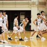 準備運動で体をほぐす西宮のメンバーら＝西宮市立中央体育館