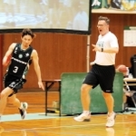 リレーで全力疾走する西宮の松崎賢人（左）とマティアス・フィッシャー・ヘッドコーチ＝西宮市立中央体育館