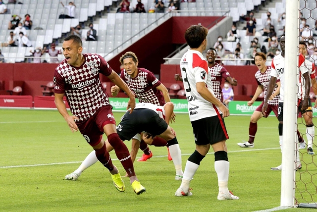 神戸－浦和　前半、先制点を決めて喜ぶ神戸のＦＷドウグラス（左）＝ノエビアスタジアム神戸（撮影・小林良多）