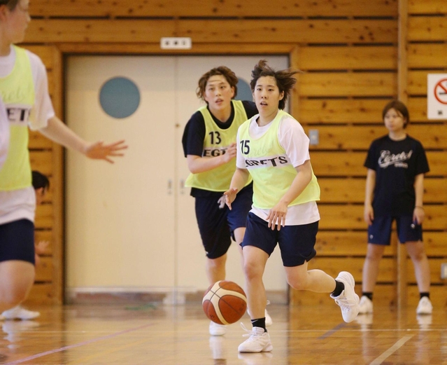 練習で汗を流す姫路イーグレッツの選手たち＝兵庫県神河町の神河町民体育館（撮影・大山伸一郎）