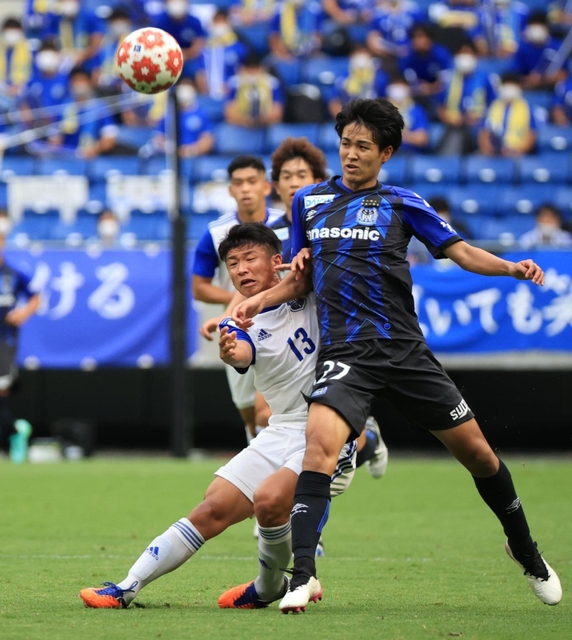 Ｇ大阪-関学大　前半、懸命に競り合う関学大のＦＷ山田剛綺（１３）＝パナソニックスタジアム吹田（撮影・吉田敦史）