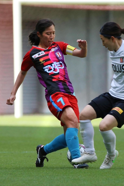 初の五輪に挑むことになったＩＮＡＣ神戸のＭＦ中島依美（左）＝神戸市兵庫区、ノエビアスタジアム神戸（撮影・長嶺麻子）