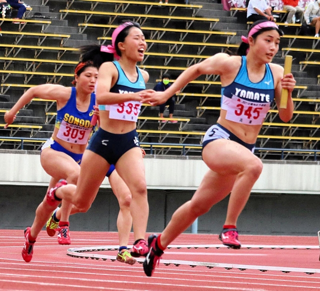 女子４００メートルリレー決勝　山手の３走岩田（３３５）からバトンを受け駆け出すアンカー香西（３４５）
