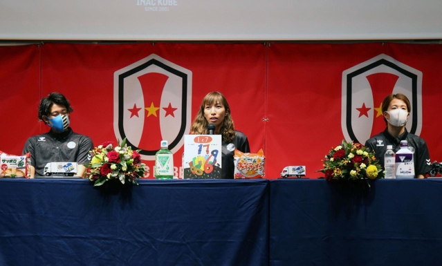 なでしこジャパンへの選出が決まり、記者会見するＩＮＡＣ神戸のＭＦ中島依美（中央）と、ＧＫ山下杏也加（左）、ＭＦ杉田妃和＝１８日夜、大阪市中央区、ホテルロイヤルクラシック大阪（撮影・長嶺麻子）