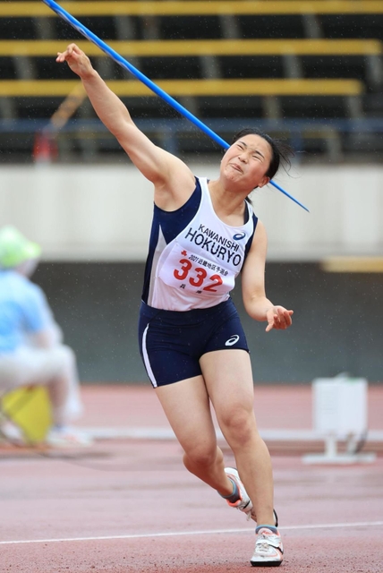 女子やり投げ決勝　４５メートル５４で初優勝を飾った川西北陵の釜本ありす（撮影・吉田敦史）