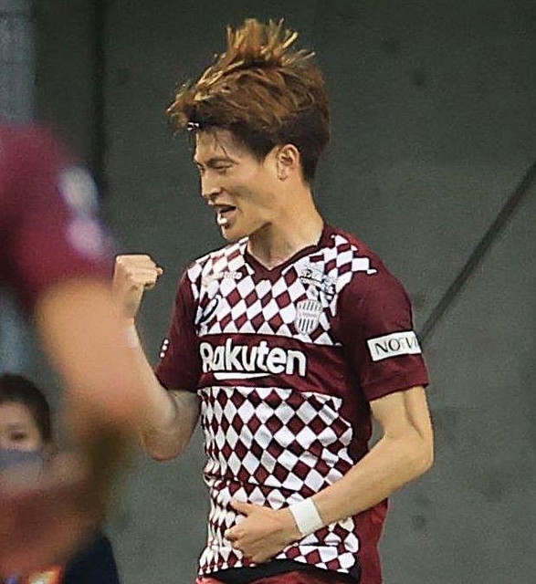 神戸-横浜ＦＣ　前半３１分、チーム２点目を決め、飛び跳ねて喜ぶ神戸のＦＷ古橋享梧＝ノエビアスタジアム神戸（撮影・吉田敦史）
