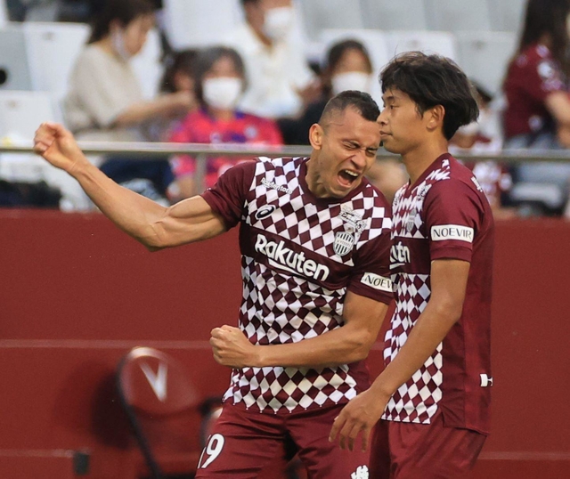 神戸-横浜ＦＣ　前半２６分、先制ゴールを決め、雄たけびを上げる神戸のＦＷドウグラス＝ノエビアスタジアム神戸（撮影・吉田敦史）