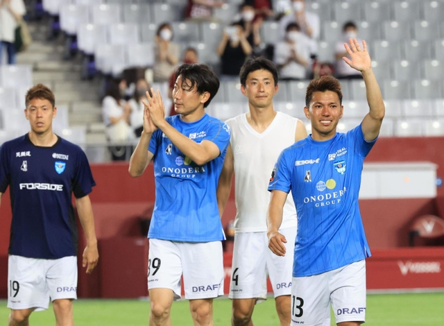 試合終了後、神戸サポーターにあいさつして回る横浜ＦＣの（左から）伊野波雅彦、渡辺千真、高橋秀人、小川慶治朗＝ノエビアスタジアム神戸（撮影・吉田敦史）