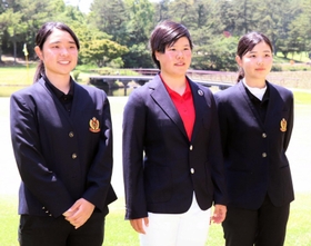 ゴルフの県アマチュア選手権女子で優勝した橋本美月（中央）、２位の浅井美希（右）、３位の湯浅芹（左）＝小野ゴルフ倶楽部