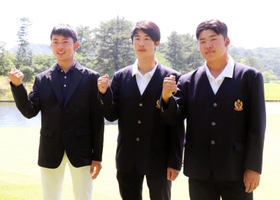 ゴルフの県アマチュア選手権少年男子で優勝した黒田裕稀（中央）、２位の関本琉志（右）、３位の船岡誠志郎（左）＝小野ゴルフ倶楽部