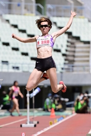 女子走り幅跳び決勝　６メートル４７で優勝した秦澄美鈴（撮影・中西幸大）