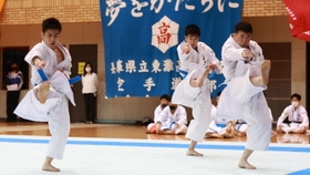 空手男子団体形決勝　優勝した東洋大姫路の（左から）福元陽、後藤拓実、渡辺湧斗＝神戸常盤アリーナ（撮影・吉田敦史）