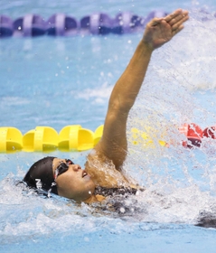 女子１００メートル背泳ぎ決勝　１分０秒３４で優勝した小西杏奈