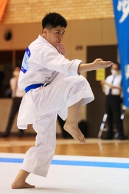 空手男子個人形決勝　優勝した長田の原田倭＝神戸常盤アリーナ（撮影・吉田敦史）