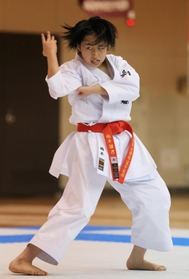 空手女子個人形決勝　優勝した東洋大姫路の楠本雛乃＝神戸常盤アリーナ（撮影・吉田敦史）