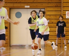 練習で汗を流す姫路イーグレッツの選手たち＝兵庫県神河町の神河町民体育館（撮影・大山伸一郎）
