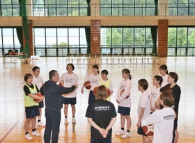 豊かな自然に囲まれた体育館で練習に励む姫路イーグレッツの選手ら＝兵庫県神河町の神河町民体育館（撮影・大山伸一郎）