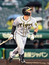 ５月の月間ＭＶＰを受賞した阪神の佐藤輝＝６月３日、甲子園