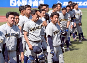 関学大-慶大　ベスト４進出を逃し、肩を落とす関学大ナイン（撮影・堀内　翔）