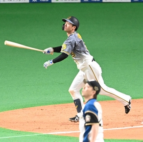 ７回阪神２死、右越えに４号ソロを放つ近本。投手宮西＝札幌ドーム（撮影・飯室逸平）